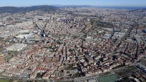 Vista aérea de parte del territorio metropolitano de Barcelona. Vista aèria de la zona urbana de Cornellà de Llobregat amb vistes a Collserola i Barcelona. Es pot observar la vista cap a la costa del Maresme i al fons la muntanya del Montseny