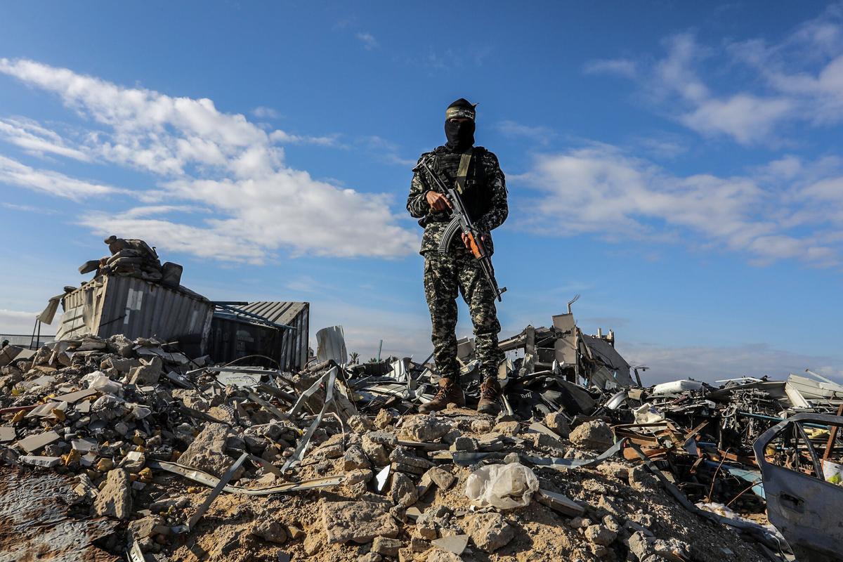 01/02/2025 01 February 2025, Palestinian Territories, Gaza: A fighter of the Ezz al-Din Al-Qassam brigades, the military wing of Hamas stands guard around ruins as Israeli hostages get delivered to representatives of the International Committee of the Red Cross (ICRC). Photo: Abed Rahim Khatib/dpa POLITICA INTERNACIONAL Abed Rahim Khatib/dpa