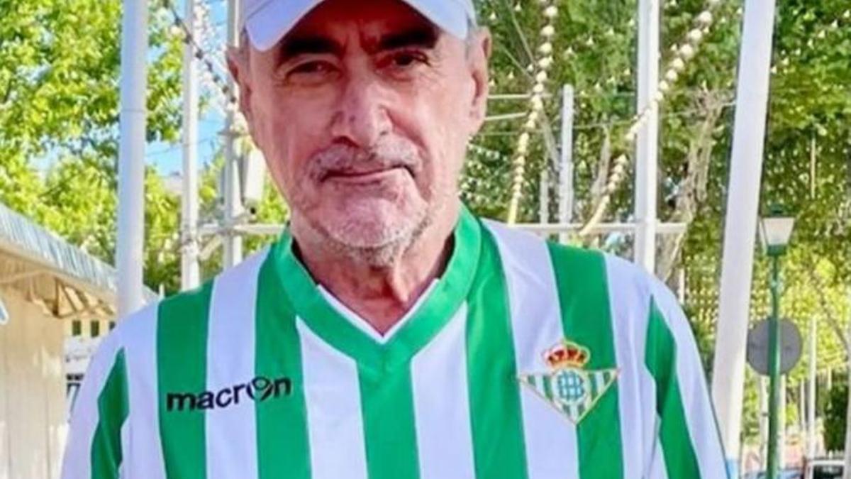 Carlos Herrera, con una camiseta del Betis, del que es aficionado, socio y patrón de su Fundación.