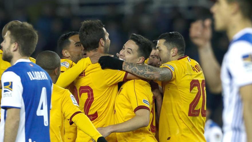 Los jugadores del Sevilla celebran uno de los goles.