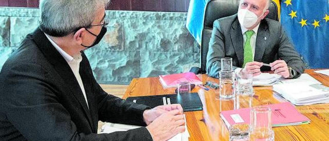 El vicepresidente Román Rodríguez y el presidente del Gobierno, Ángel Víctor Torres, en el Consejo de Gobierno de ayer.