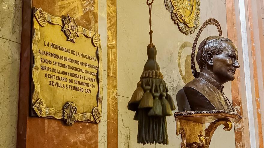 Placa conmemorativa en la capilla de la Basílica de La Macarena en Sevilla donde se encontraban los restos mortales del general Gonzalo Queipo de Llano. EFE/ Raúl Caro