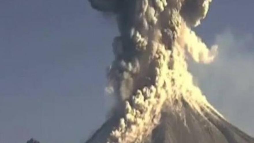 Espectaculares imágenes de la erupción de un volcán en México