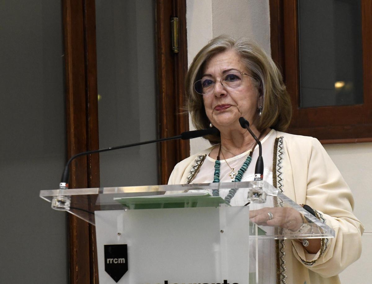 Saturnina Martínez, tras recoger su reconocimiento por su trayectoria profesional