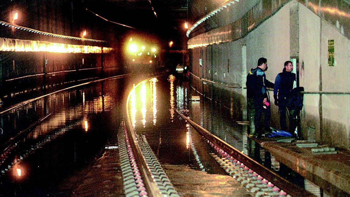 La lluvia en Castellon hace que se inunde el paso subterráneo de la vía del tren en Castellón