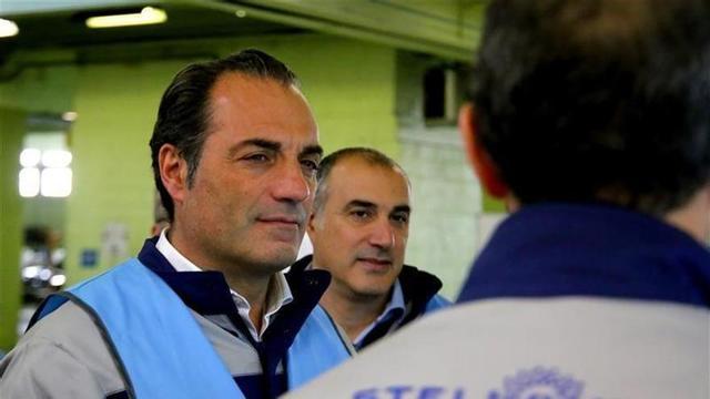 Antonio Filosa, con Emanuele Cappellano detrás, durante la visita a una fábrica.