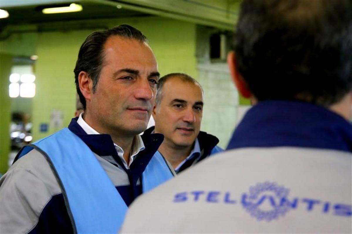 Antonio Filosa, con Emanuele Cappellano detrás, durante la visita a una fábrica.