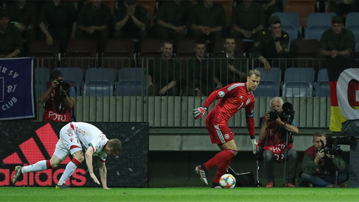 La última locura de Neuer con los pies: recorta a un rival y le deja en el suelo