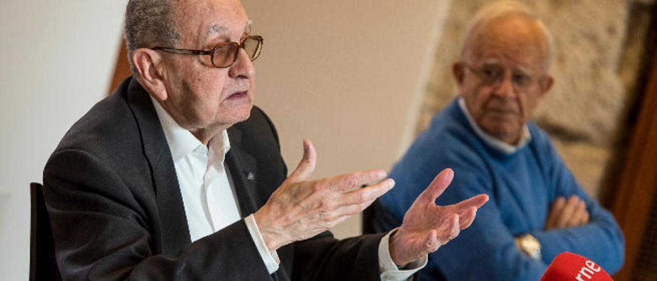 De izquierda a derecha: Julio Sánchez y Pedro Fuertes, ayer, durante la presentación en la Fundación Negrín.