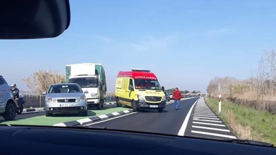 Una ambulancia salta la mediana para poder avanzar.