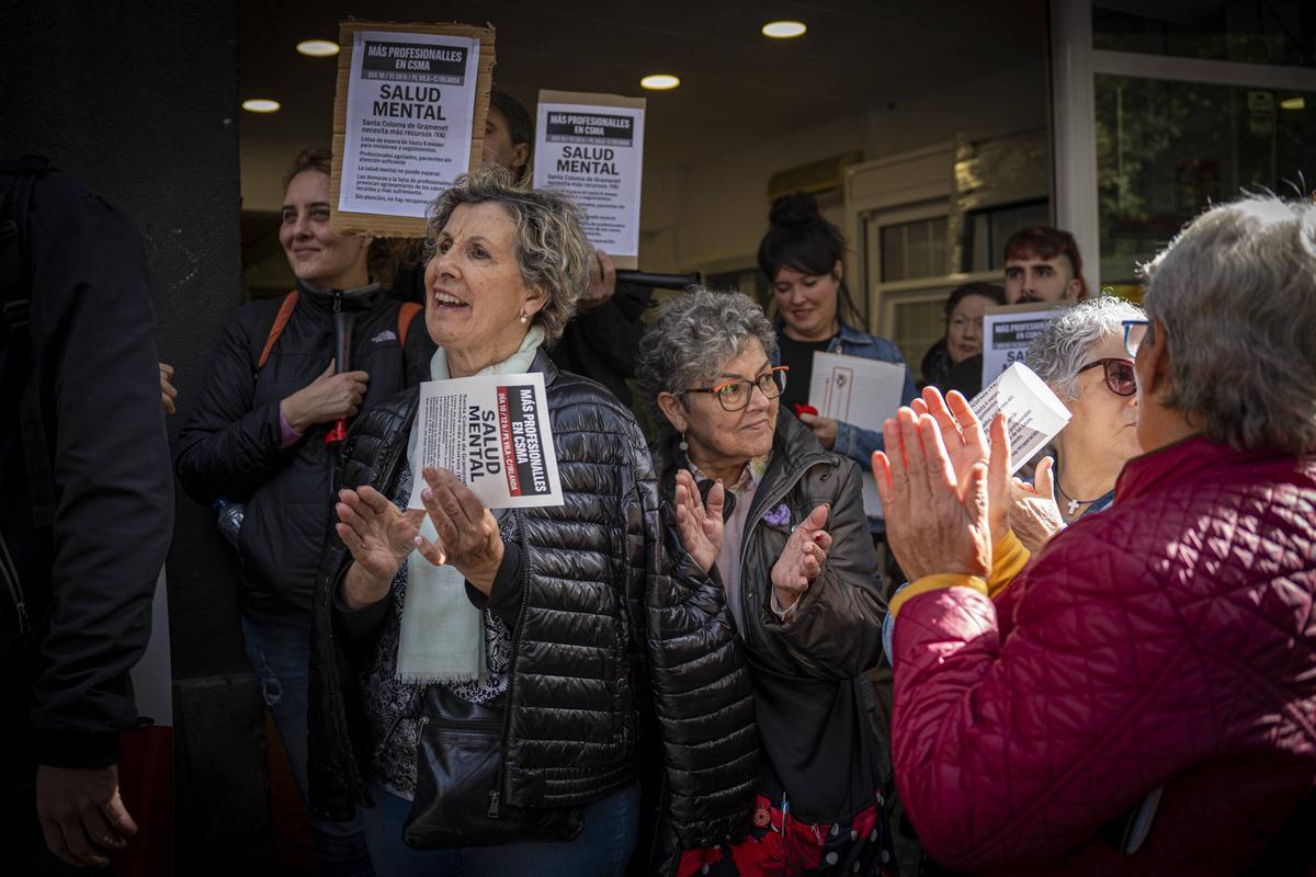 Protesta en Santa Coloma por las listas espera en salud mental