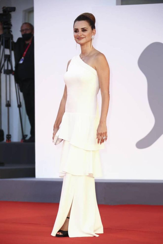 Penélope Cruz con vestido blanco de escote asimétrico en el Festival de cine de Venecia