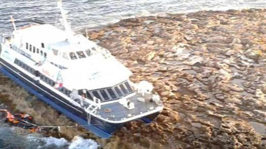 Encalla un ferry de Balearia que unía Ibiza con Formentera