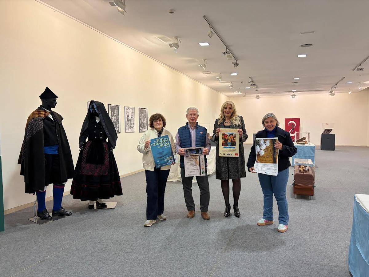 Por la izquierda, Carmen Quirós, Joaquín Ruíz, Aurora Cienfuegos e Isabel González, durante la presentación.