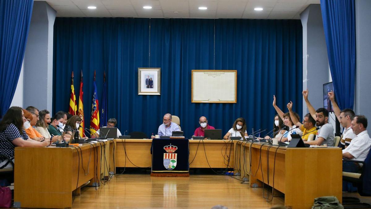 Imagen de una sesión plenaria en el Ayuntamiento de El Campello, gobernado por el PP y Vox tras la expulsión de Cs. | MANUEL R. SALA