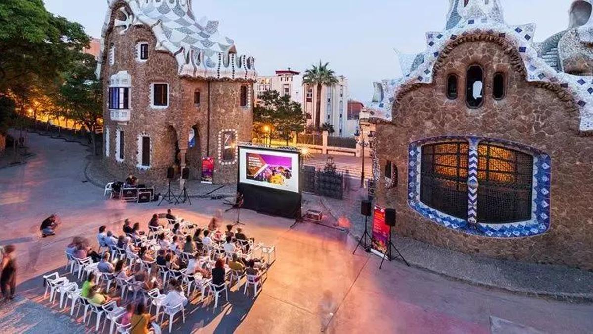 Imagen de una edición anterior del ciclo de cine 'Barcelona en Moviment' en el Park Güell