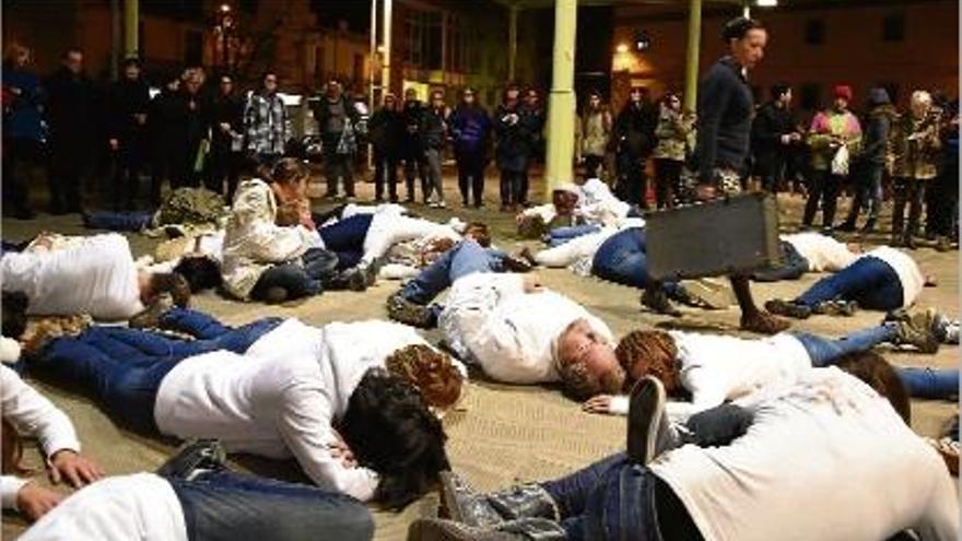 Els &quot;performers&quot; s&#039;estiren a terra, sota la llotja de la plaça del Gra de Figueres.