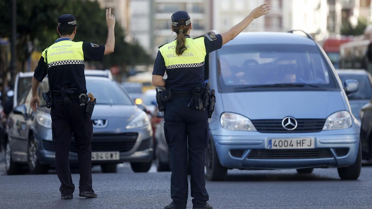 La policía local controla el tráfico en València