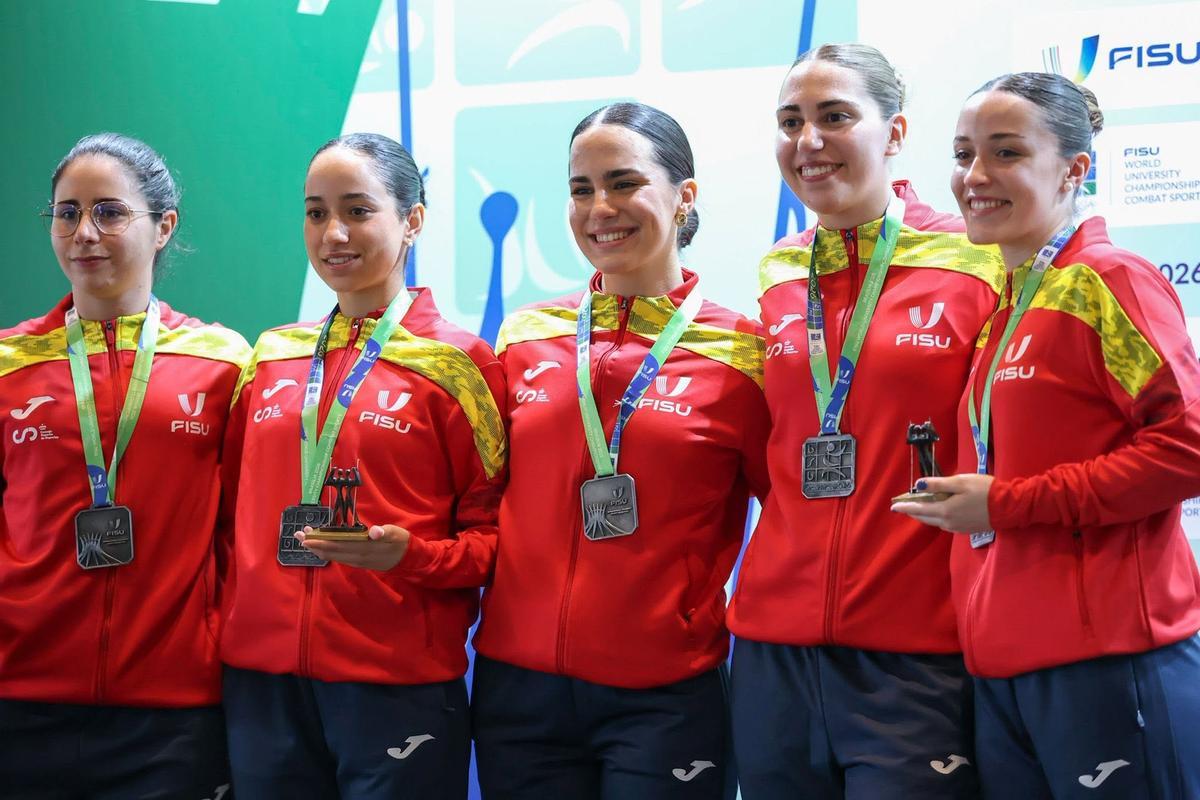 El equipo español,  medalla de plata en la modalidad de kumite por equipos femenino.
