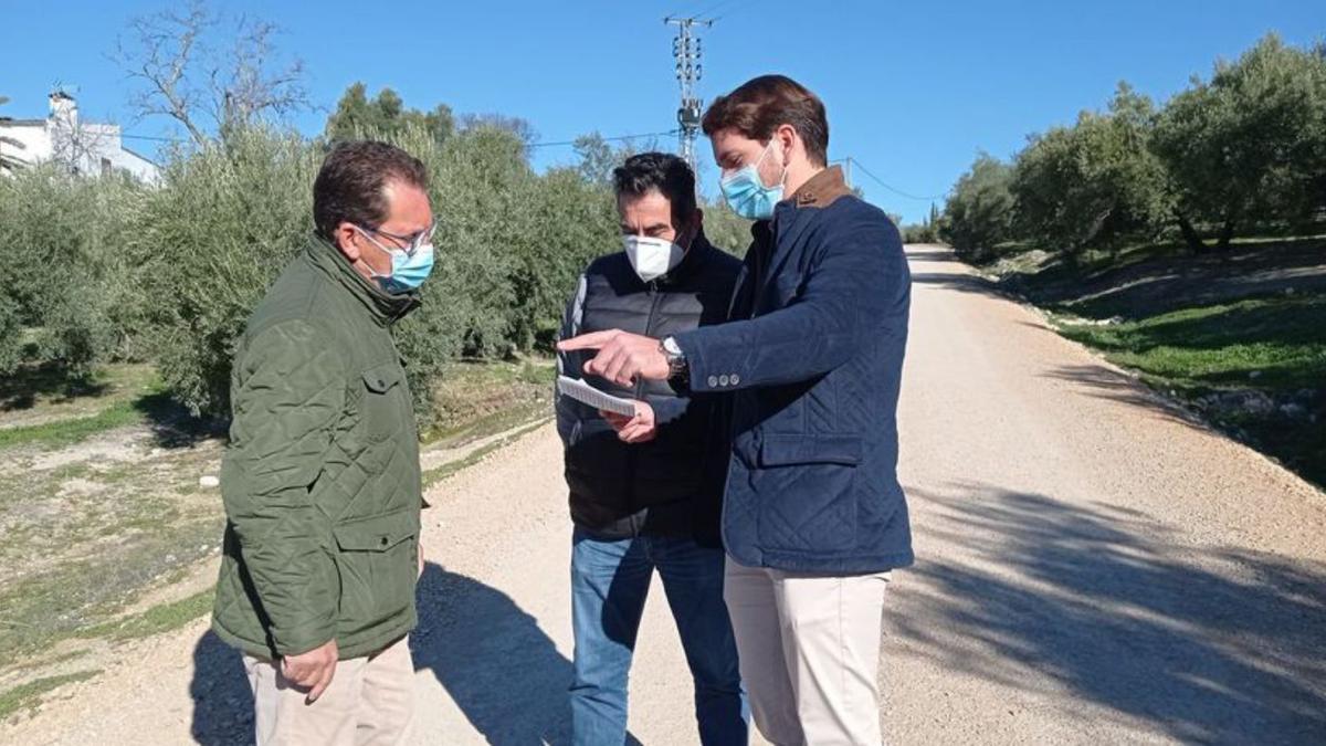 Priego (d) y Casas (i) visitan el camino Llano Franco junto al técnico municipal.