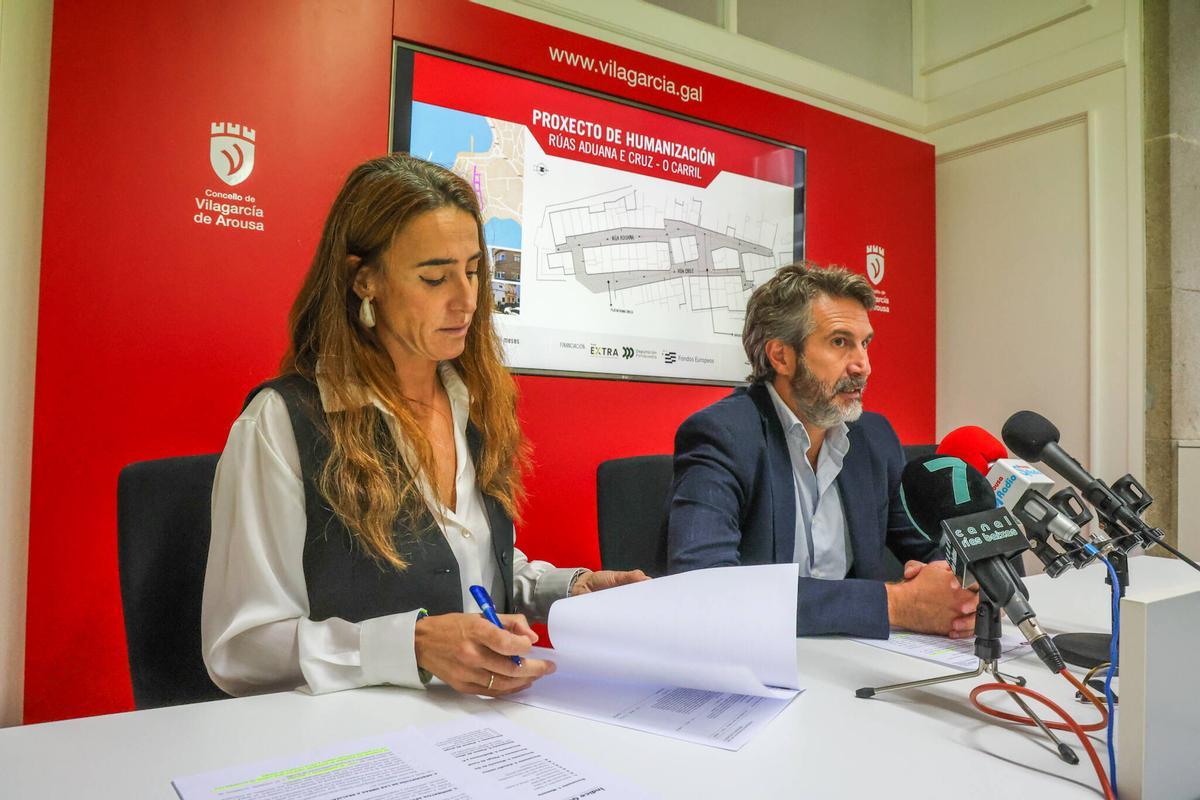 La concejala de Urbanismo, Paola María, y el alcalde, Alberto Varela, en la presentación del proyecto de reforma de la calle Aduana.