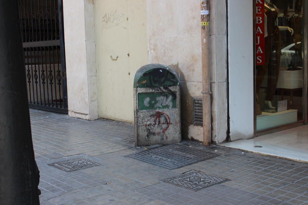 Kilómetro 1 de la Comarcal 234, en la Avenida de Burjassot, junto a una tienda, semienterrado y en mal estado.