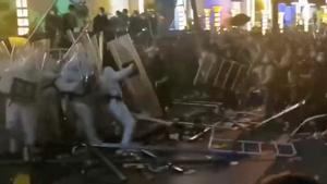 Vídeo | Violentes protestes a la fàbrica més gran d’iPhone a la Xina per les mesures anticovid