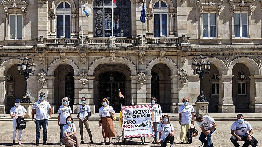 Miembros de la plataforma contra la ampliación del hospital de la Xunta, ayer en María Pita.