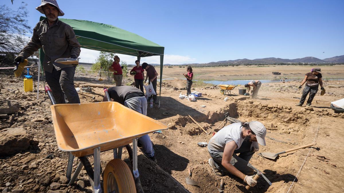 Trabajos arqueológicos en el yacimiento organizado tras la bajada del embalse de Sierra Boyera.