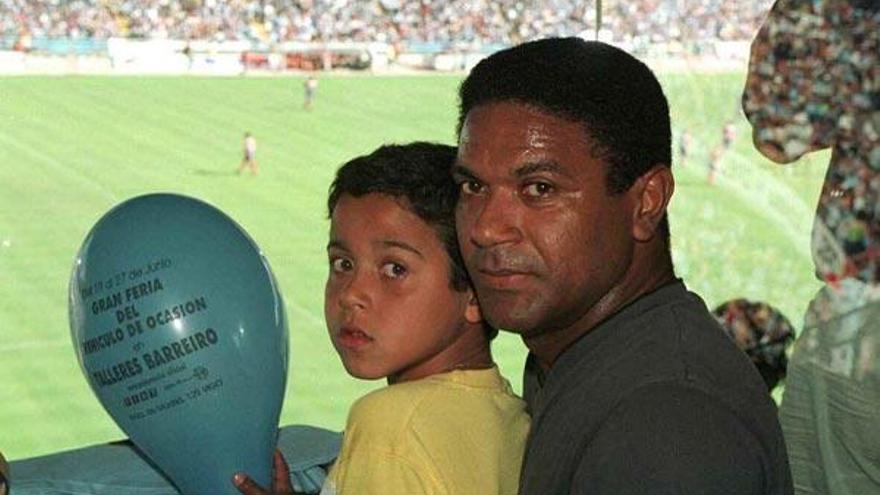 Mazinho, con su hijo en el Celta-Atlético de 1999 que no pudo disputar por lesión.