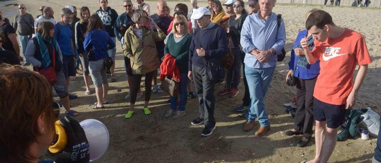 El grupo de invidentes que ayer conoció el proceso de marisqueo en la playa de A Concha. // Noé Parga