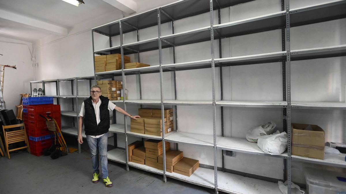 Un voluntario de AFAN muestra las estanterías vacías en una imagen de archivo