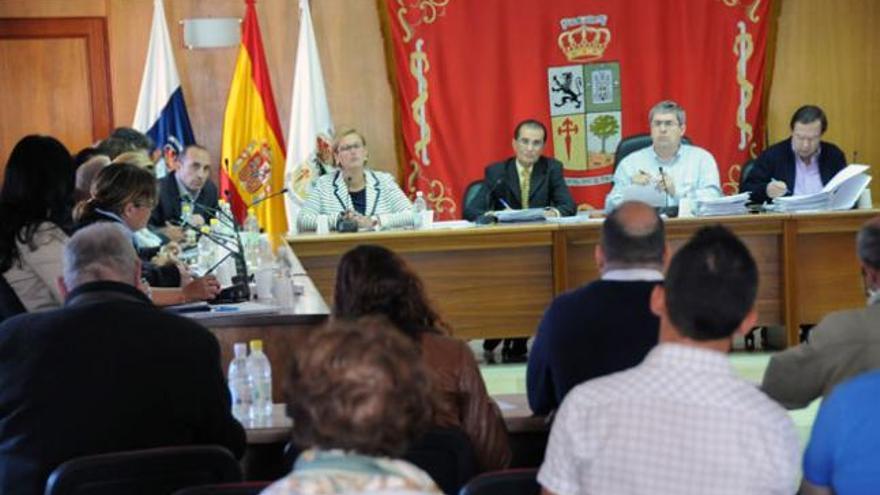 Marco Aurelio Pérez con el secretario y el interventor, ayer.i LP/DLP