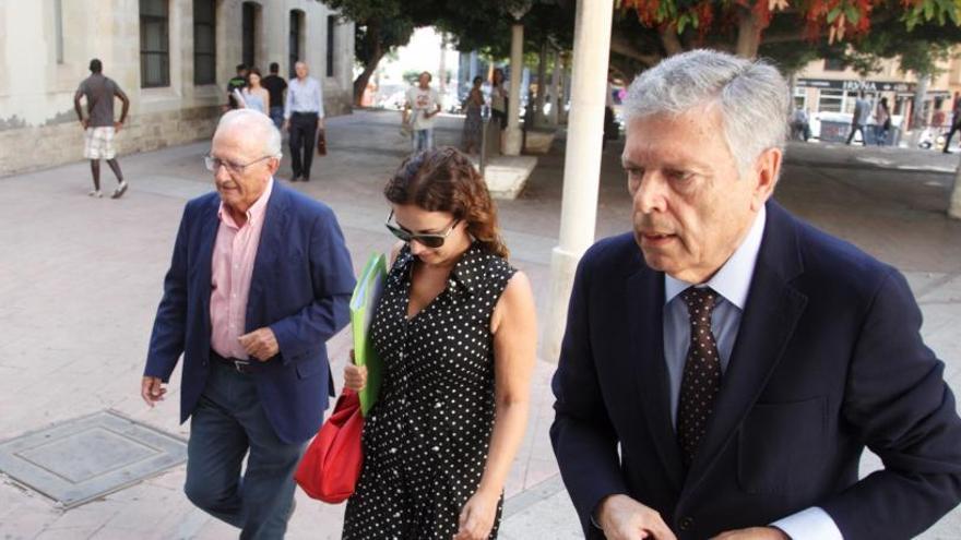 Los expresidente de Coepa Joaquín Rocamora y Modesto Crespo, a su entrada al juzgado este viernes.