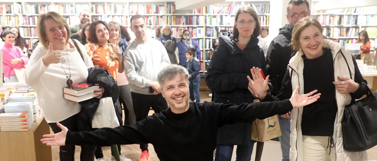 El escritor Juan Gómez-Jurado, ayer en la sede Casa del Libro en Santiago, para presentar su novela &quot;Todo arde&quot;