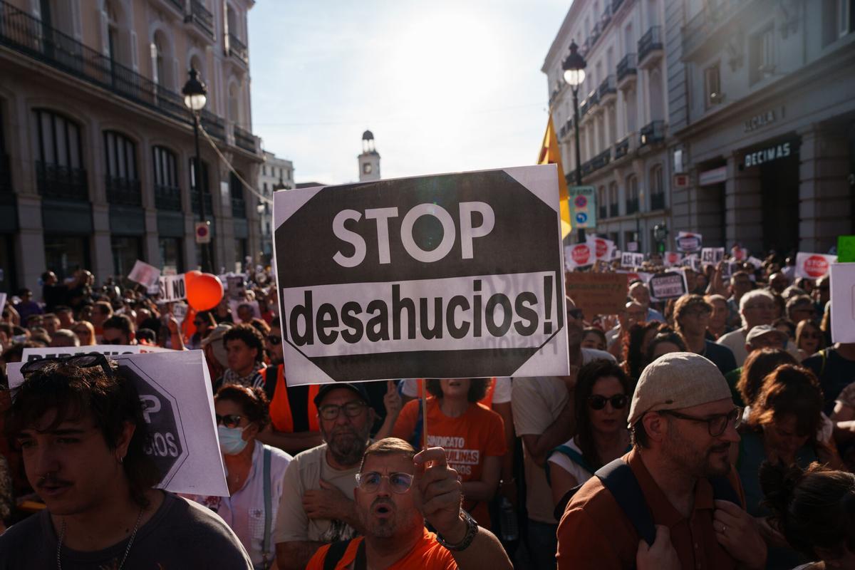 Voluntarios del Sindicato de Inquilinas durante una manifestación para denunciar el desahucio de Maricarmen Abascal, a 26 de septiembre de 2026, en Madrid (España). El Sindicato de Inquilinas e Inquilinos de Madrid ha convocado la movilización bajo el lema ‘Ni una Maricarmen más’. 26 SEPTIEMBRE 2026 Matias Chiofalo / Europa Press 26/09/2026. Matias Chiofalo;