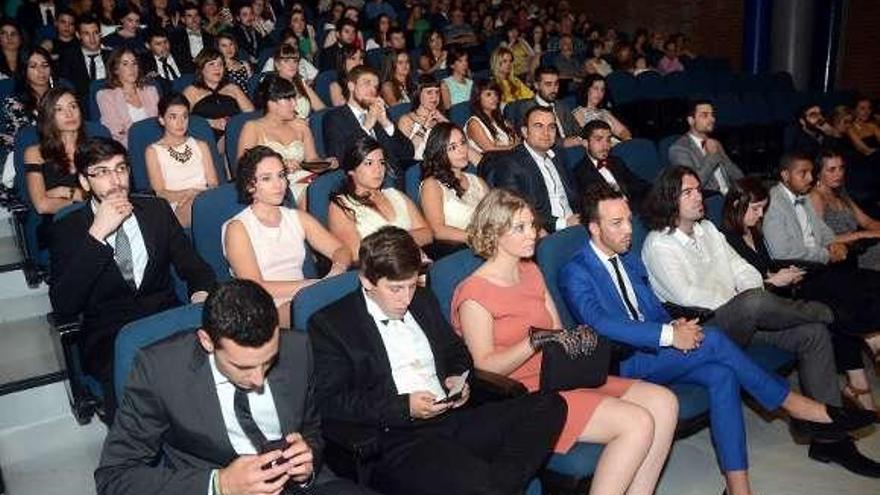 Los graduados en Enfermería aplauden al final del acto celebrado en la Diputación.