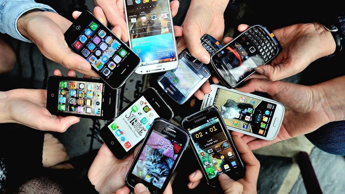 Los teléfonos móviles se usan cada vez más para más cosas además de para hablar. Las aplicaciones facilitan muchas cosas pero también generan adicción, fundamentalmente las de mensajería y redes sociales. / El Correo
