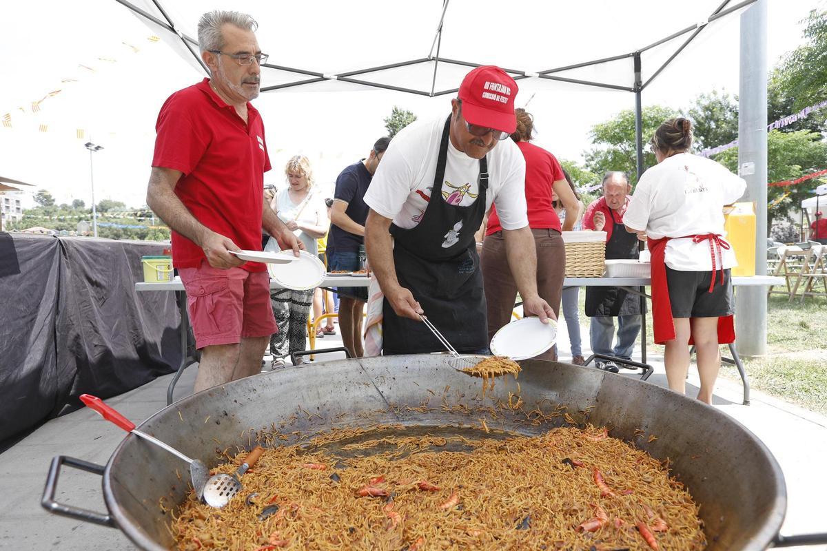 Una fideuà de Festa Major dins els actes de Festa Major del Barri de Fontajau de Girona.