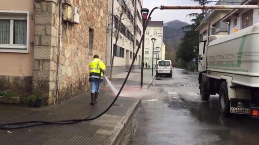 Temporal en Asturias: Baldeos de agua en las calles de El Tocoti. El barrio de Arriondas vuelve poco a poco a la normalidad.