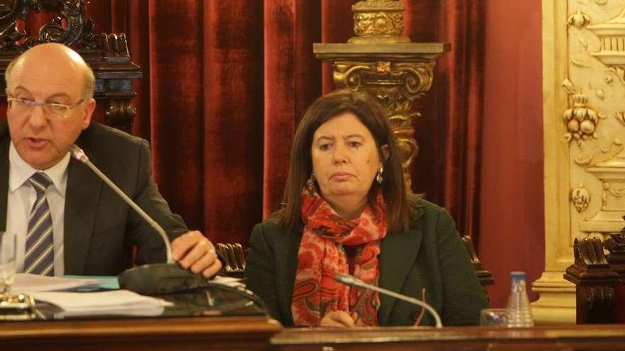 La teniente de alcalde, Marga Martín, presidió la junta de gobierno local, junto al alcalde en un pleno.  // Regal