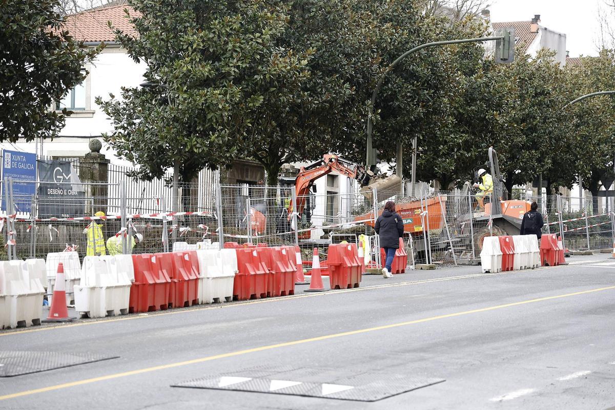 Varios operarios trabajando en las obras que se están llevando a cabo en la rúa Amor Ruibal de Santiago.