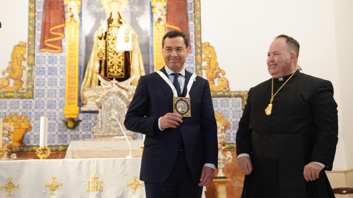 Moreno, con el escapulario de la Virgen del Carmen de Torremolinos.