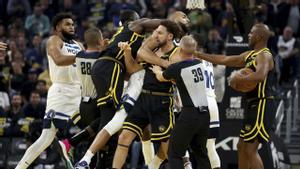 Imagen de la pelea entre Warriors y Timberwolves.