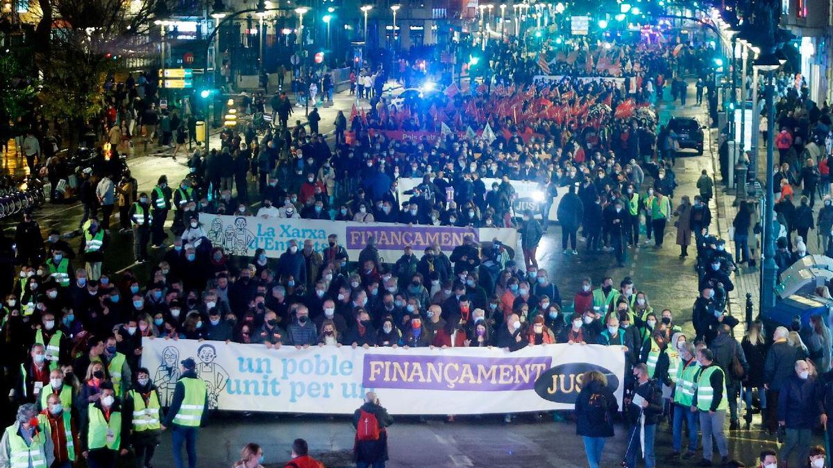 El grueso de la manifestación en la calle Xàtiva