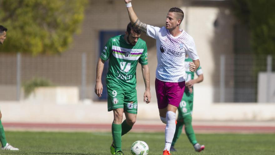 Un jugador del FC Jumilla celebra uno de los goles anotados ayer al Mancha Real.
