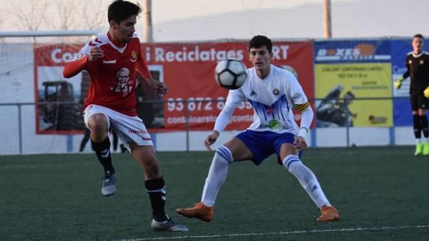 El capità Jordi de Sande intenta aturar la progressió del davanter del Gimnàstic de Tarragona