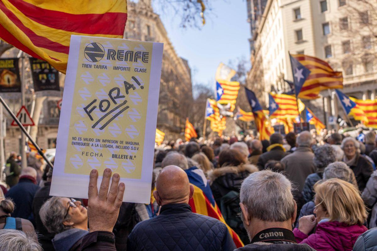Los partidos y entidades independentistas arremeten contra el Govern y el Estado por Rodalies