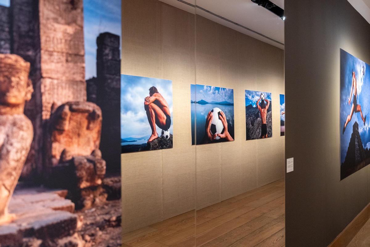La muestra, comisariada por Héctor Orozco, reúne 13 fotografías de aquella campaña histórica.
