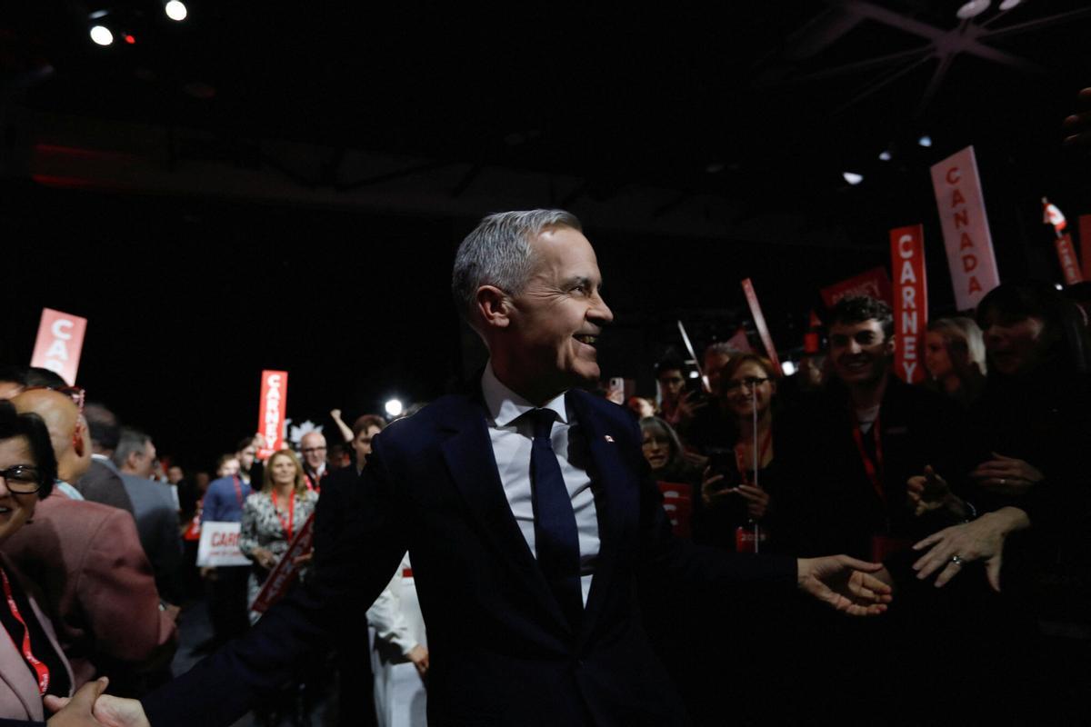 El exgobernador del Banco de Canadá y del Banco de Inglaterra, Mark Carney, saluda a sus seguidores el día en que los miembros del Partido Liberal de Canadá se reúnen para elegir al sucesor del primer ministro Justin Trudeau, en Ottawa, Ontario, Canadá, el 9 de marzo de 2025